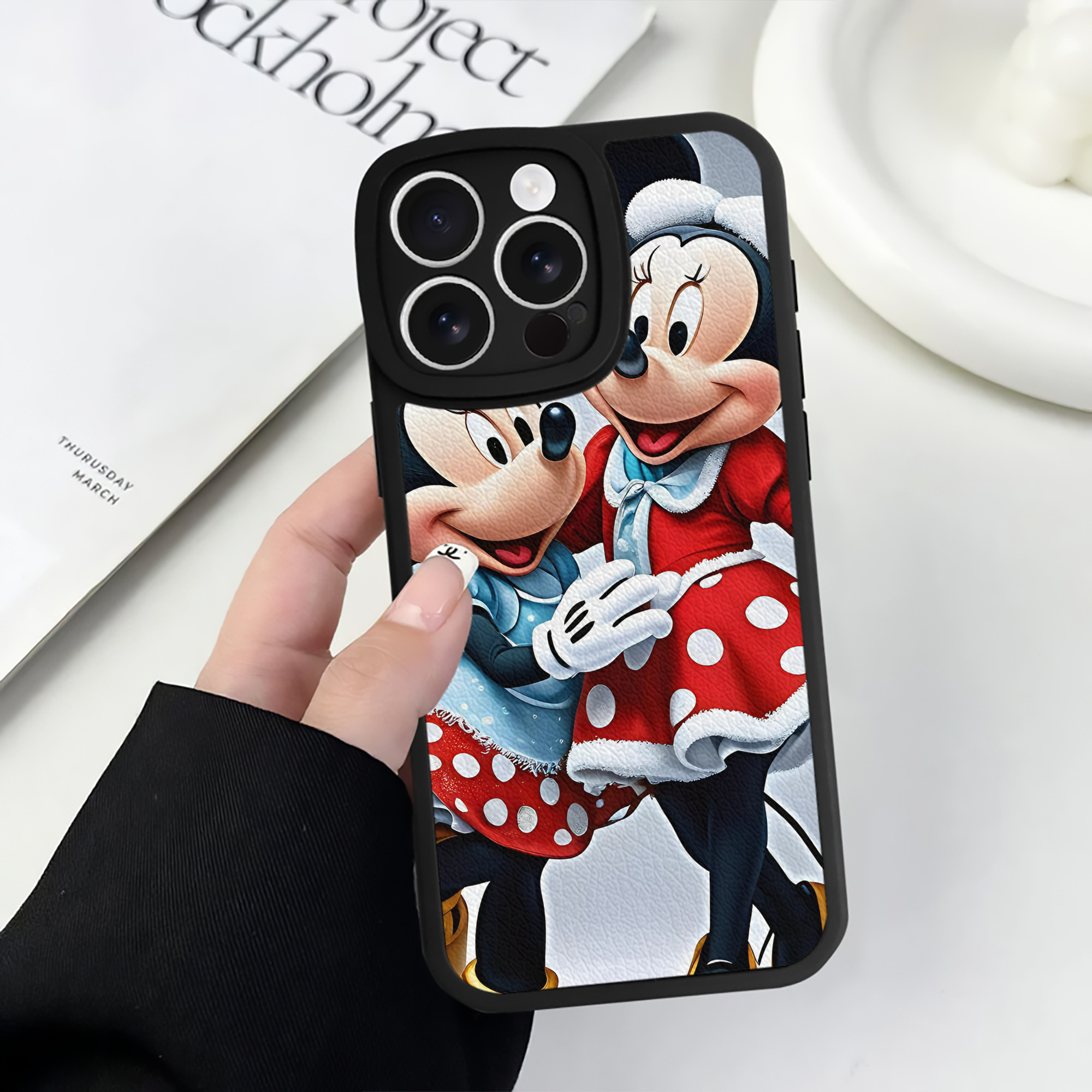 （画像用） ミッキーマウス Mickey Mouse 【iPhone 16シリーズ対応】シリコンスマホケース（レザー調） 材質：シリコン
